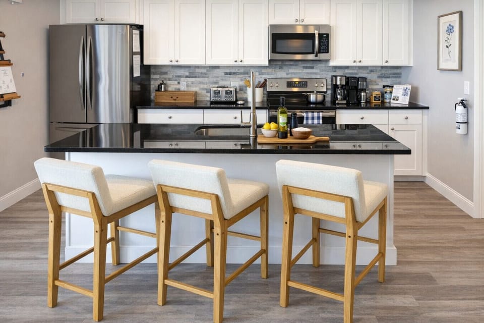 Perfect for longer stays, this spacious kitchen helps you feel right at home. The generous island with bar seating for three, stainless steel appliances, and stocked coffee, teas, and spices make it simple to cook your own meals and live like a local duri