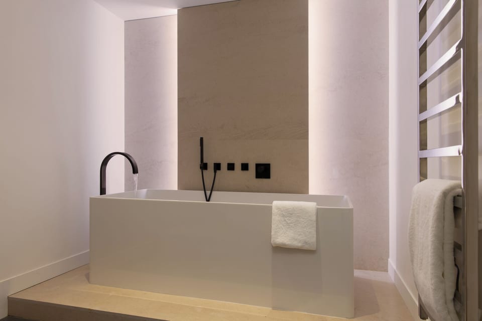 Luxury Penthouse | Bathroom | Free toiletries, hair dryer, towels, soap