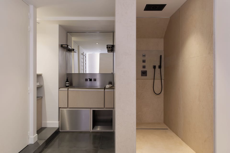 Luxury Penthouse | Bathroom | Free toiletries, hair dryer, towels, soap
