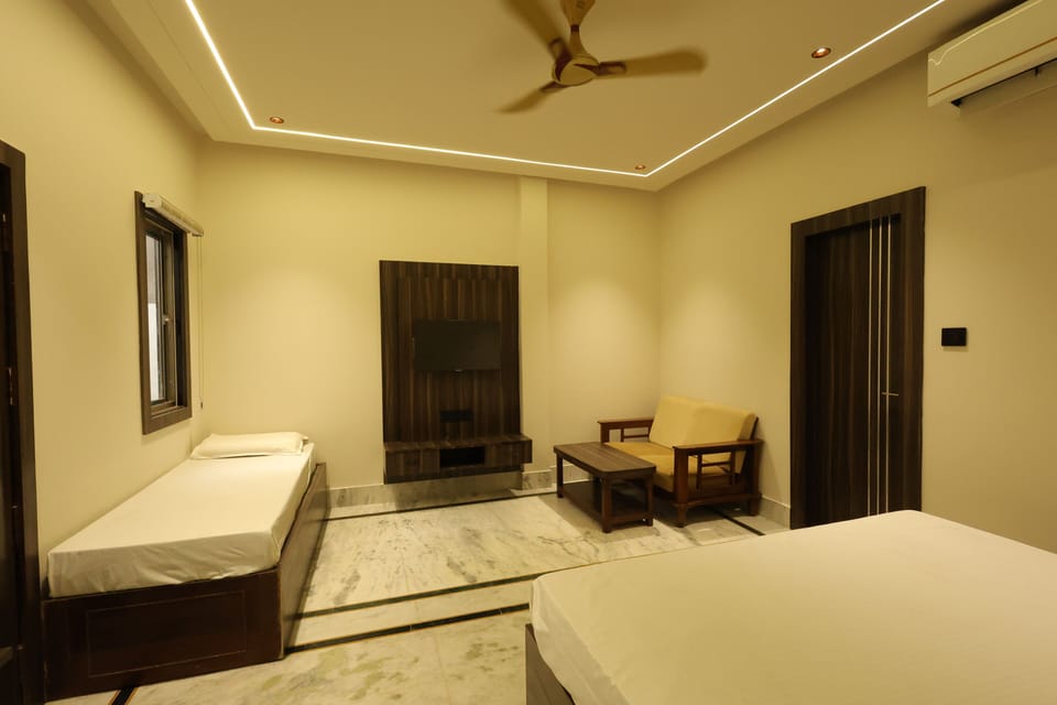 Deluxe Double Room, City View | Desk, laptop workspace, free WiFi