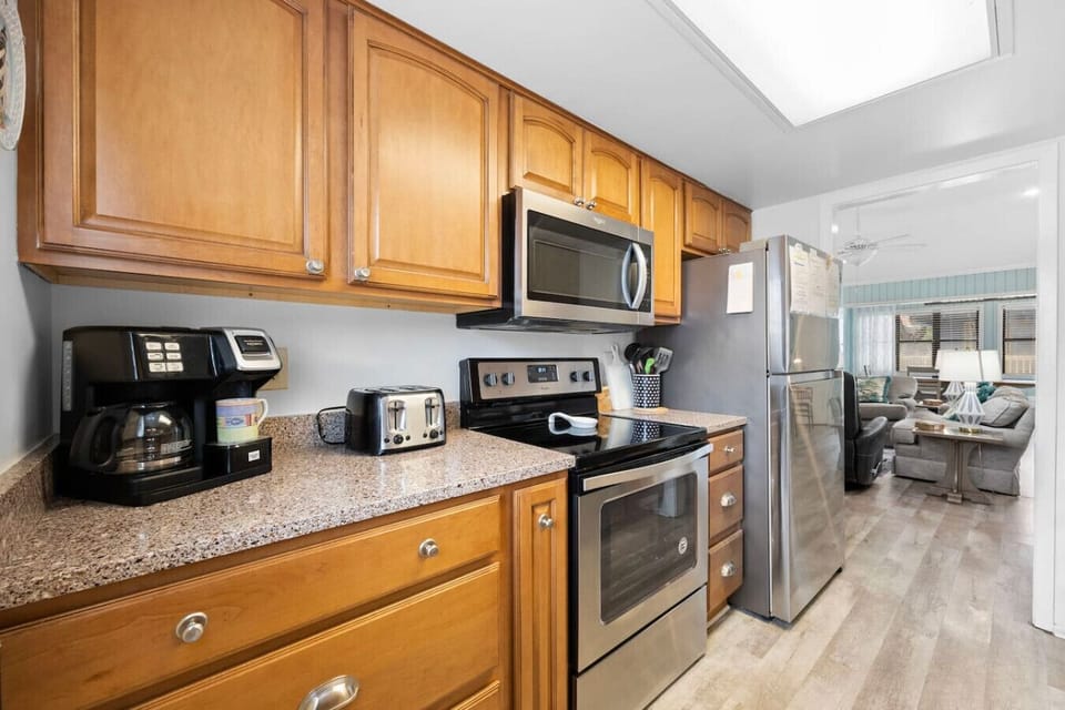 Grab a snack or pack a lunch for the beach.  This kitchen is ready to work for you.