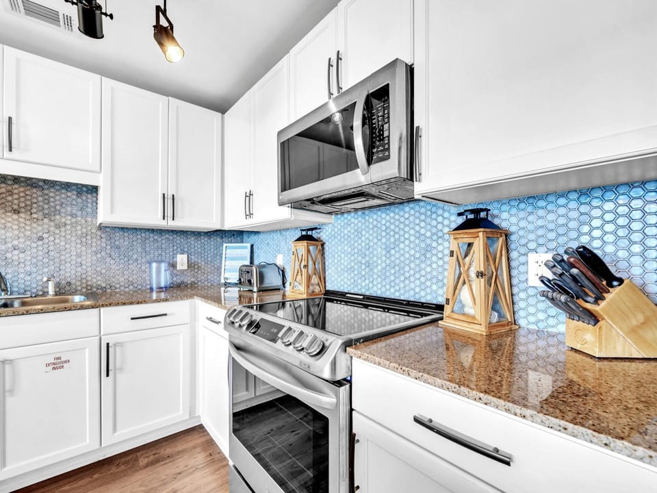 Condo, 1 King Bed with Sofa bed (Laketown Wharf 1213) | Private kitchen
