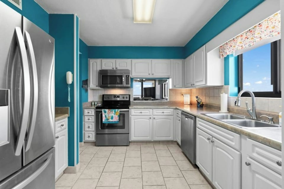 All modern appliances to make meal preparation a breeze.