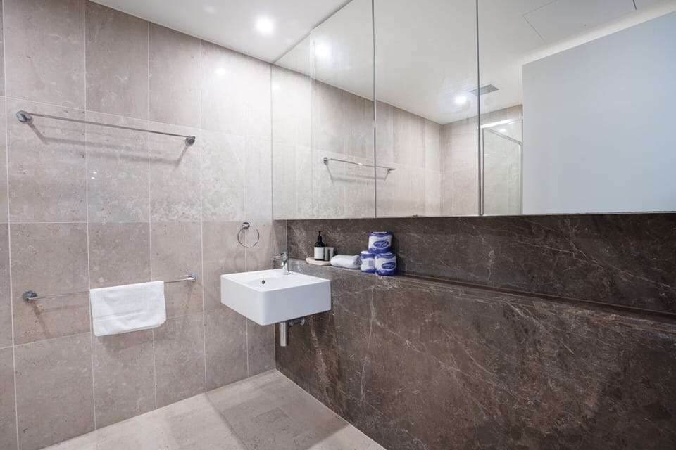 Modern 1-bed Unit With Pool Views and Balcony Apartment in Canberra