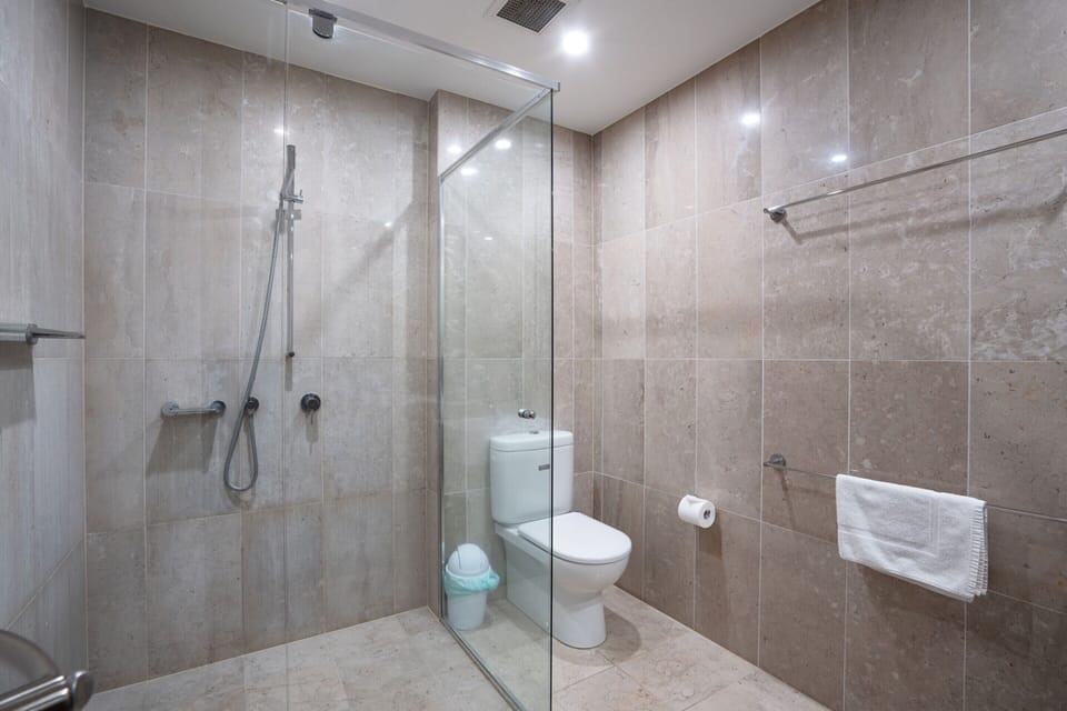 Modern 1-bed Unit With Pool Views and Balcony Apartment in Canberra