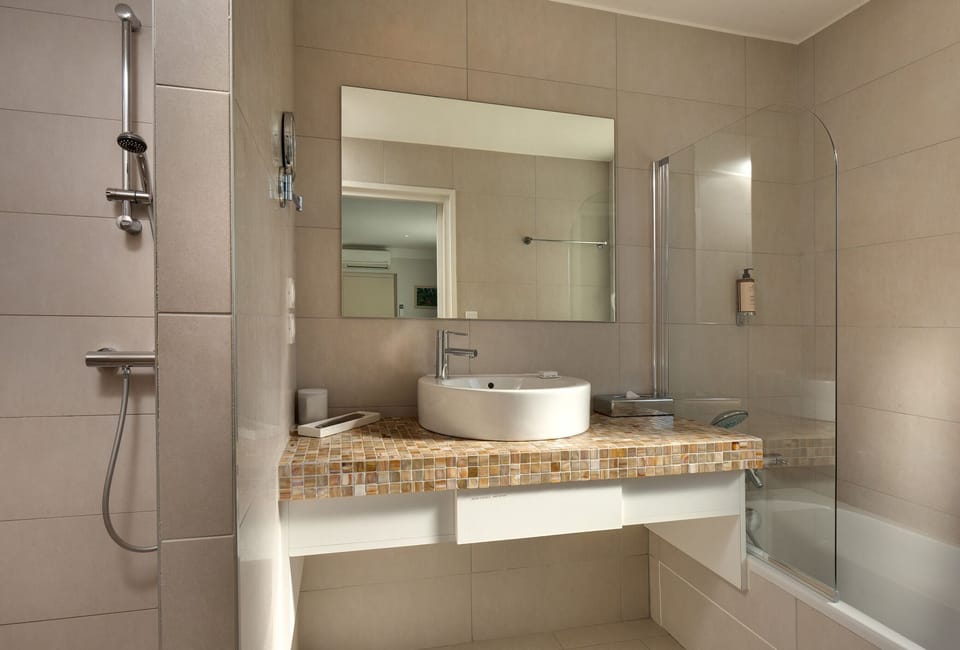 Suite Apartment with Spa access | Bathroom | Free toiletries, hair dryer, towels