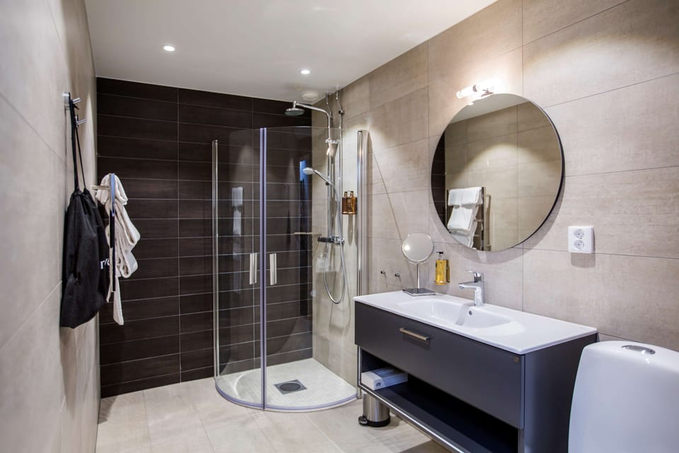 Deluxe Room, 2 Twin Beds, Non Smoking | Bathroom | Shower, free toiletries, hair dryer, towels