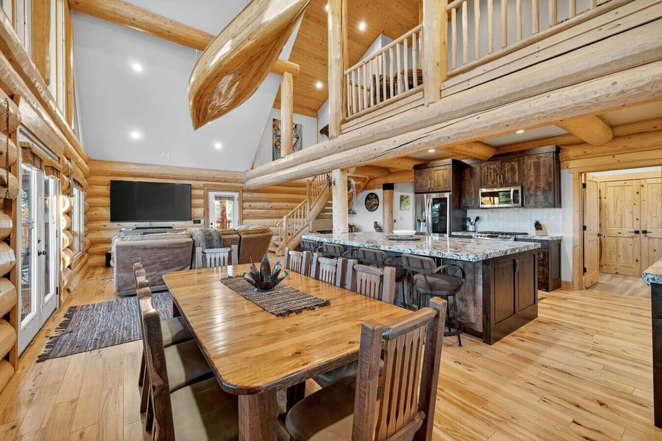 Kitchen & Dining