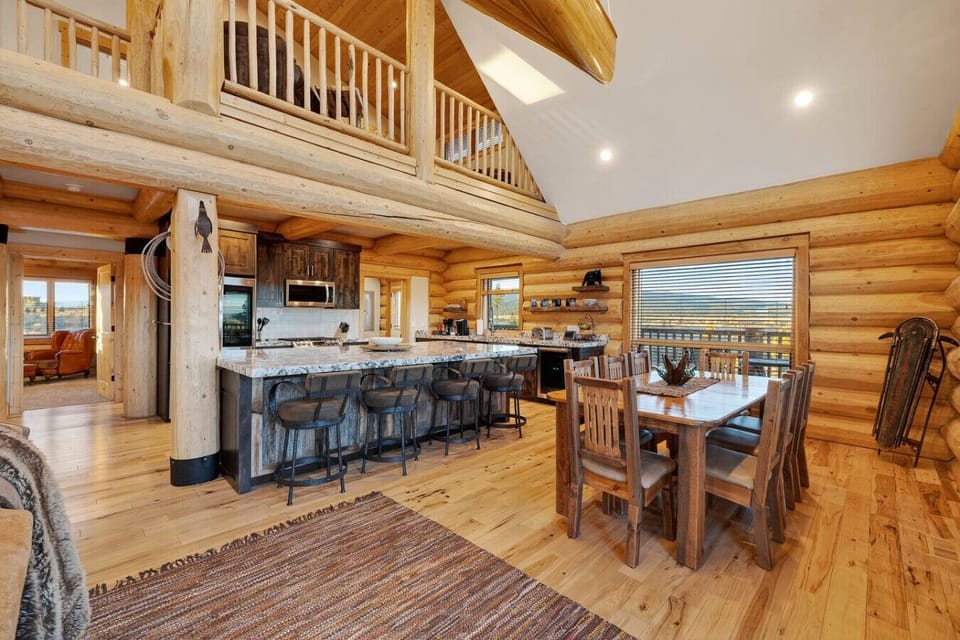 Kitchen & Dining