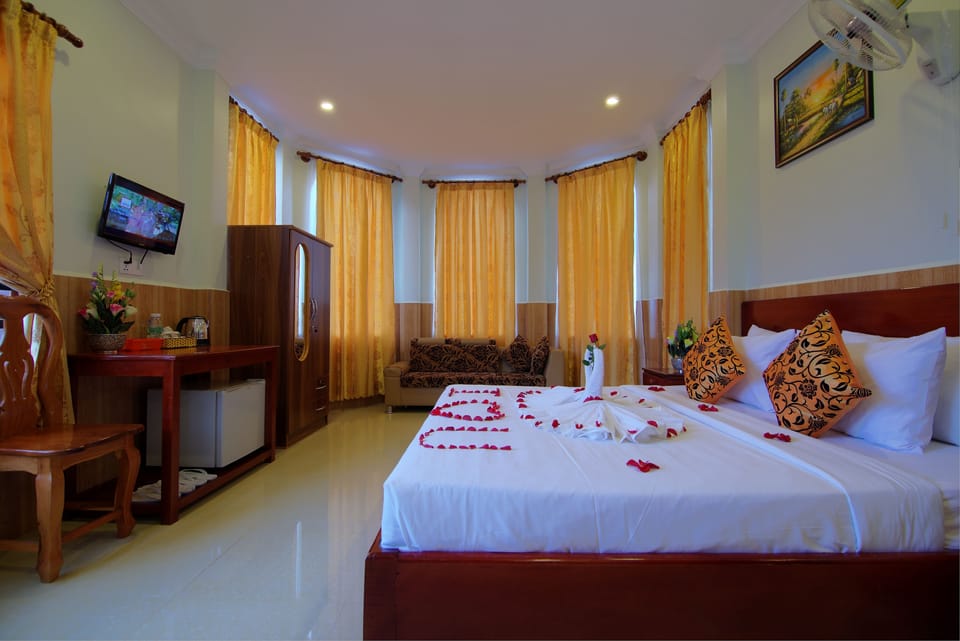 Deluxe King Room | 1 bedroom, premium bedding, minibar, desk