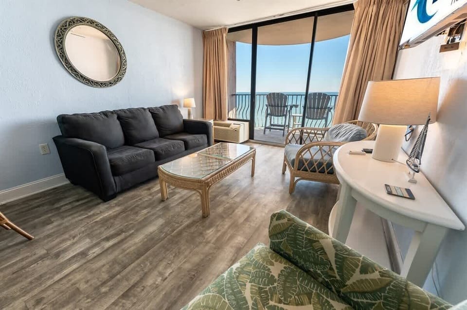 Living Room with Stunning Views☀️
