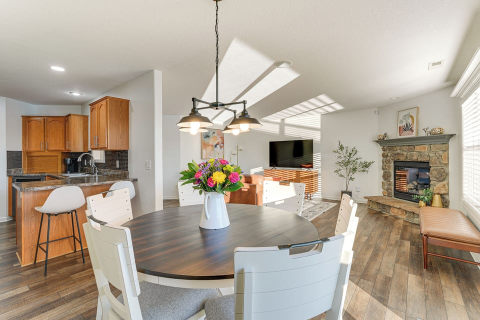 Dining Area | Dishes & Flatware Provided