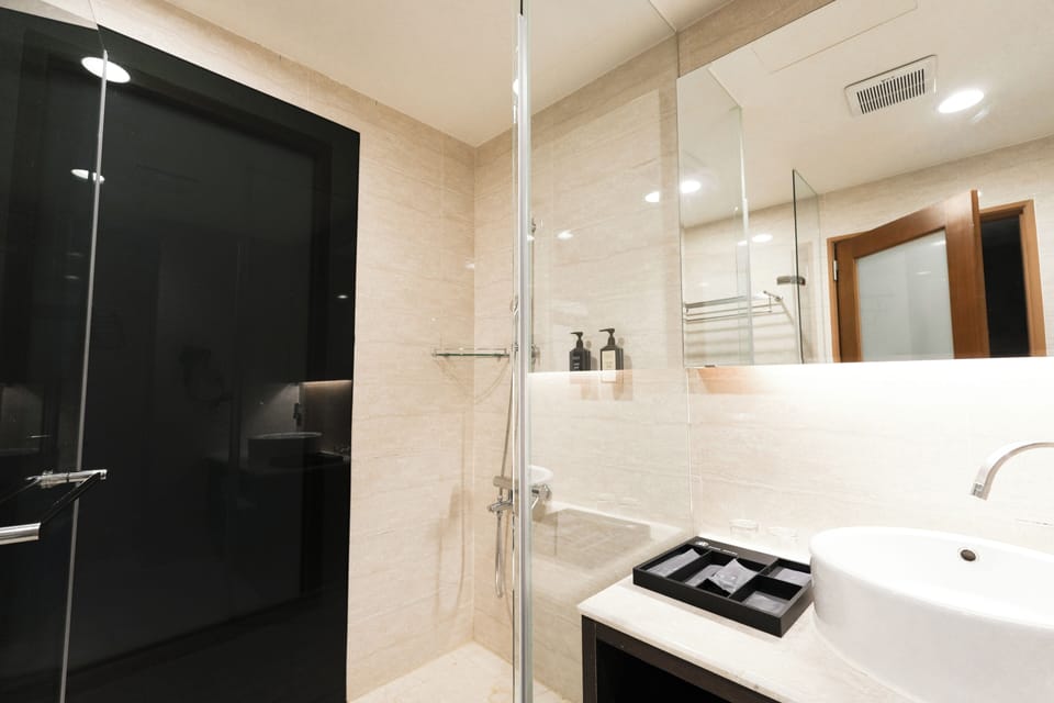 Deluxe Quadruple Room | Bathroom | Hair dryer, towels, toilet paper