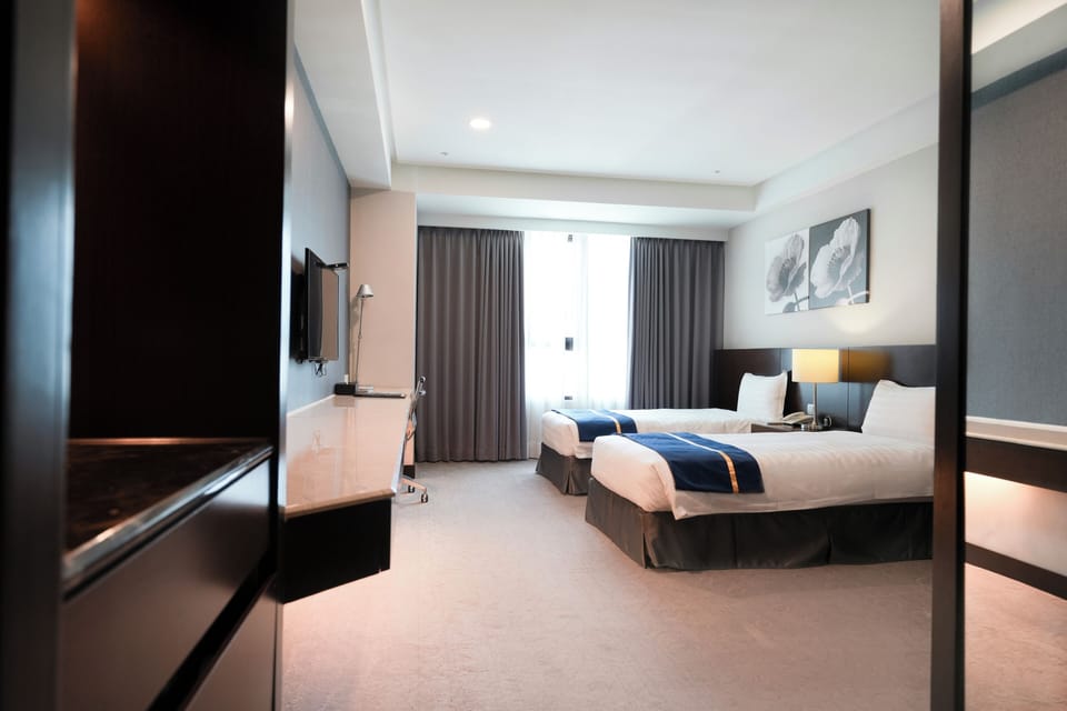 Deluxe Twin Room | Desk, blackout drapes, soundproofing, free cribs/infant beds