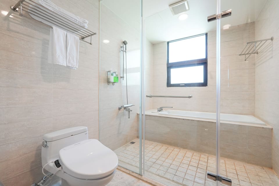 Classic Room | Bathroom | Hair dryer, towels, toilet paper