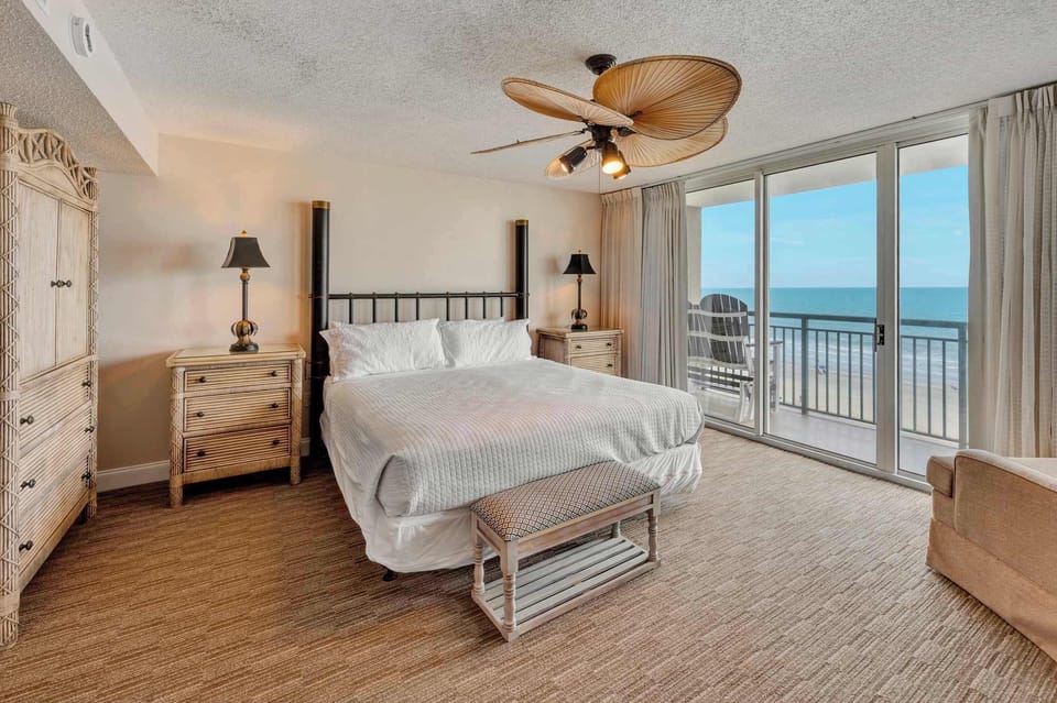 Oceanview Bedroom w/ Stylish Decor ✨
