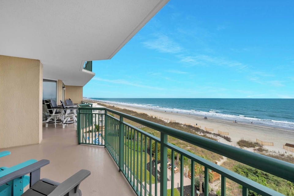 Balcony w/ Breathtaking Ocean Views 🌊
