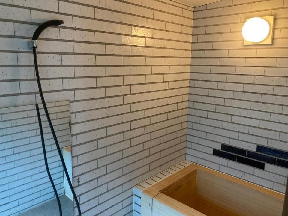 Deep soaking tub, free toiletries, hair dryer, slippers