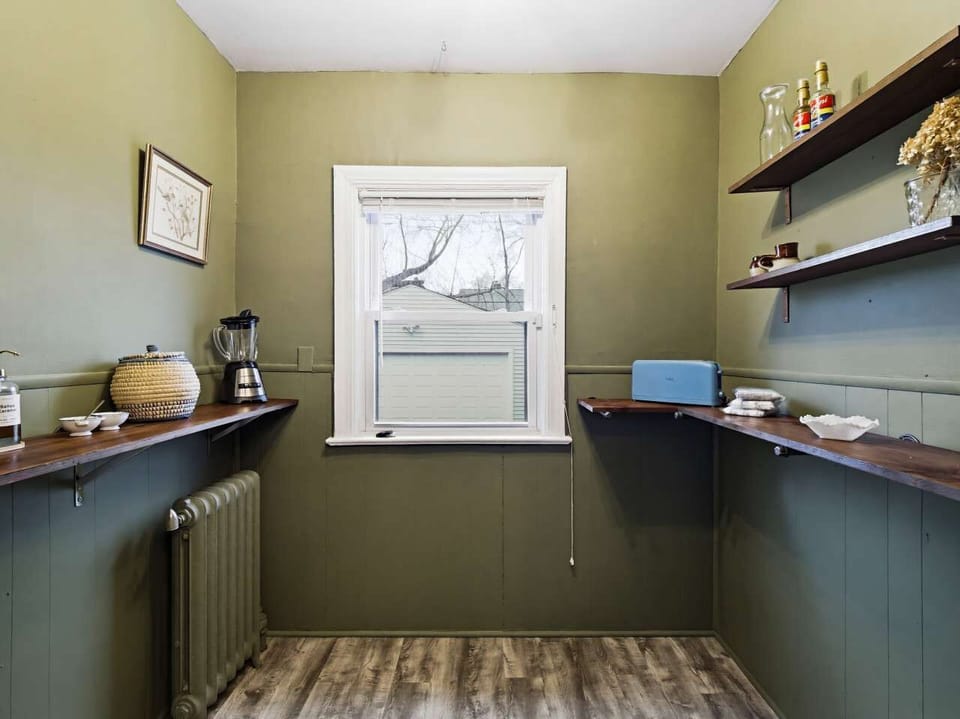 Cozy, thoughtfully styled kitchenette with open shelving and plenty of natural light ☀️ Perfect for simple meals and morning coffee ☕ This charming space adds warmth and character to your stay.