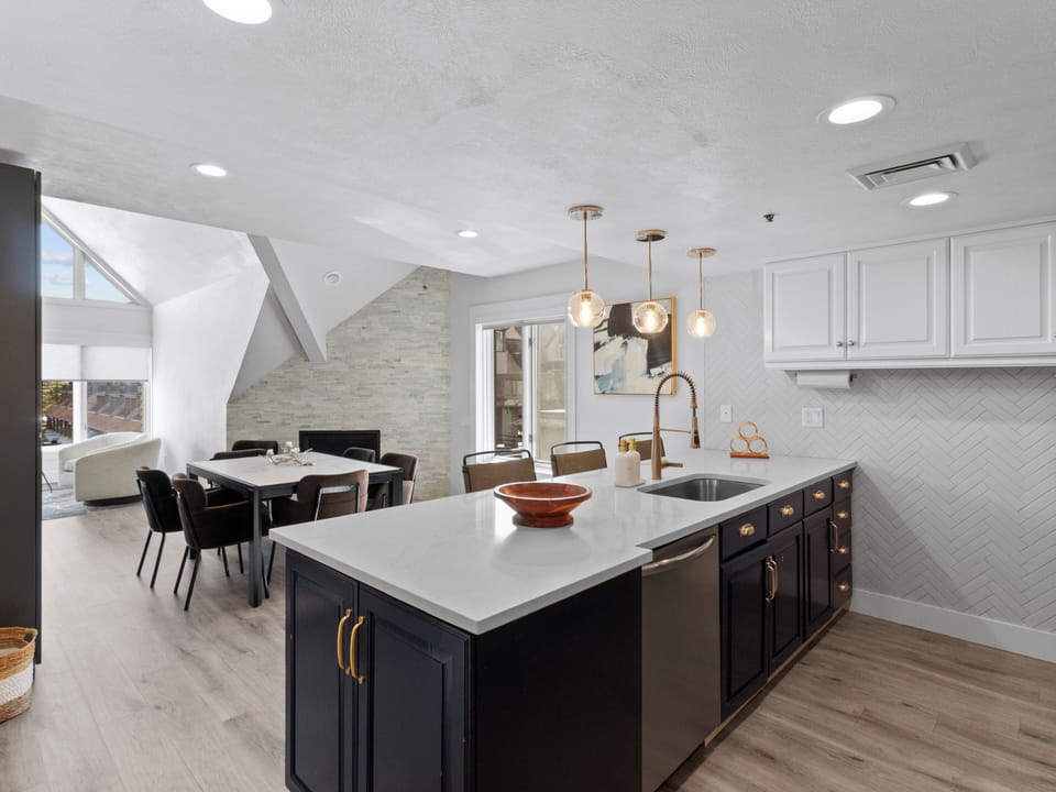 Kitchen / Dining Area