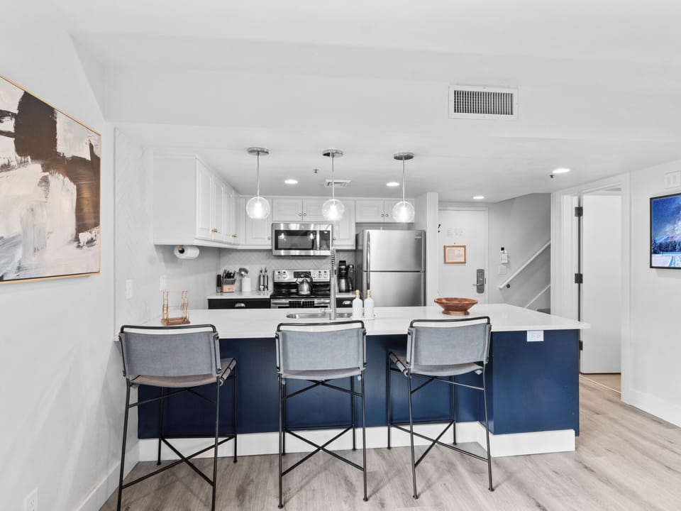 Full Kitchen / 3 Barstools