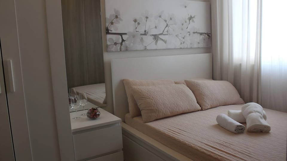 Apartment, 1 Bedroom, Balcony, City View | Living room