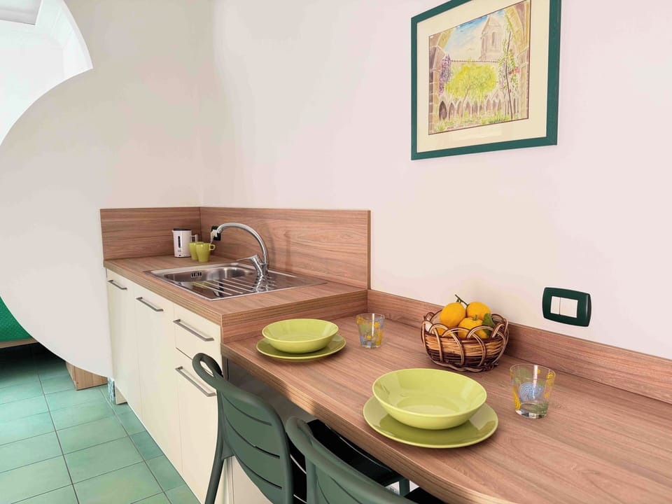 Deluxe Room, Balcony, City View | In-room dining