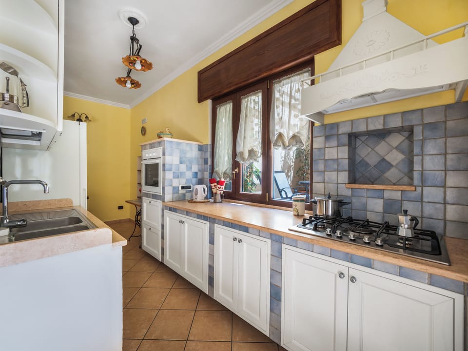 Family Apartment | Private kitchen | Fridge, microwave, oven, stovetop
