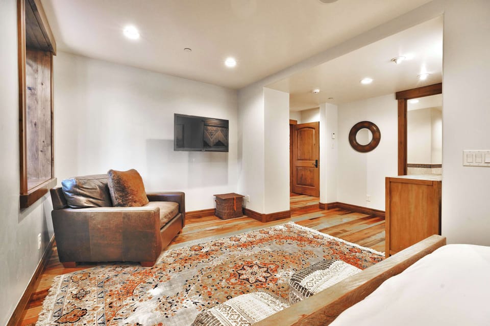 Bedroom 4 (lower floor): Queen bed, Smart TV, mini-split A/C