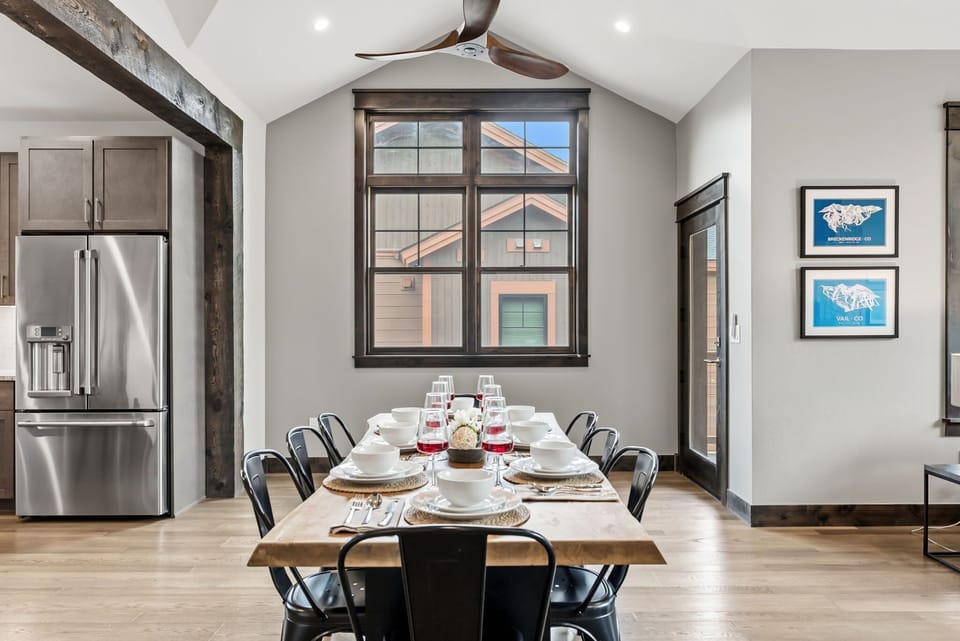 Dining area: Main floor, table seating for 8, bar seating for 3