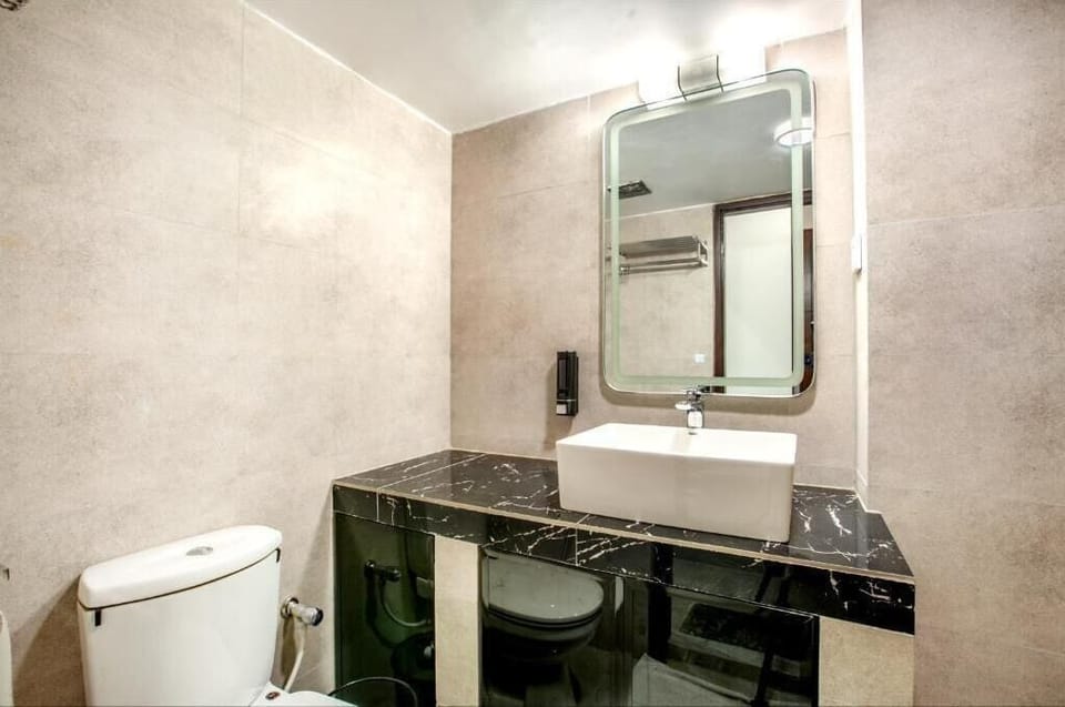 Bathtub, free toiletries, bathrobes, towels