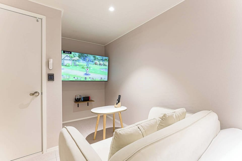 Room, 1 Double Bed, Non Smoking | Premium bedding, memory foam beds, desk, laptop workspace