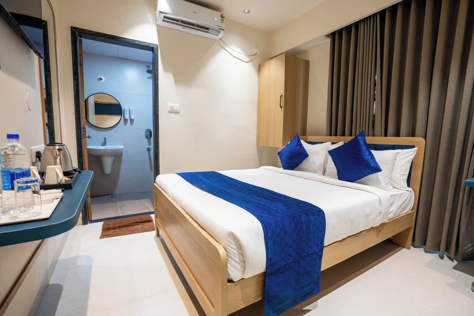 Superior Double Room | Laptop workspace, soundproofing, iron/ironing board, free WiFi