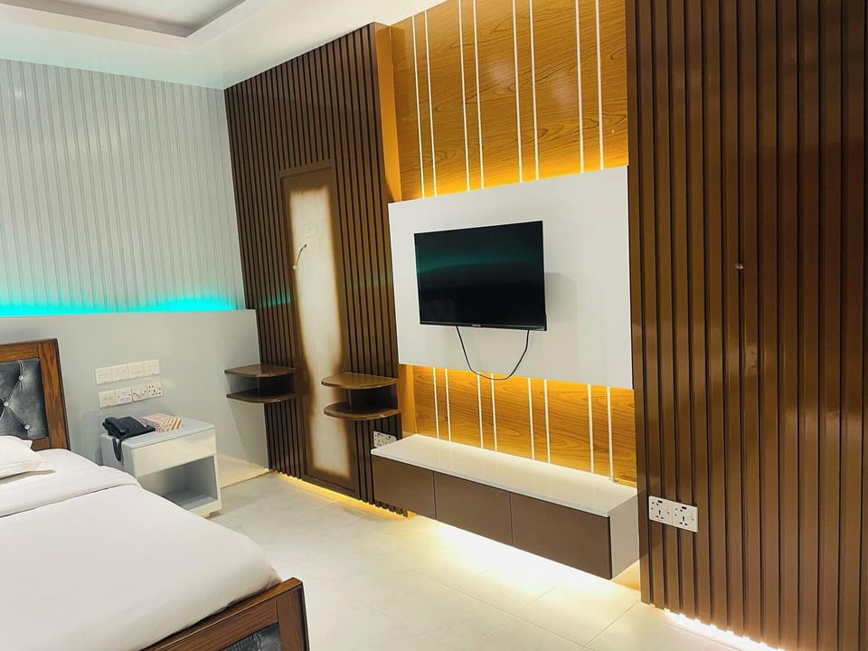 Deluxe Double Room, City View | Bathroom | Free toiletries, towels, soap, shampoo