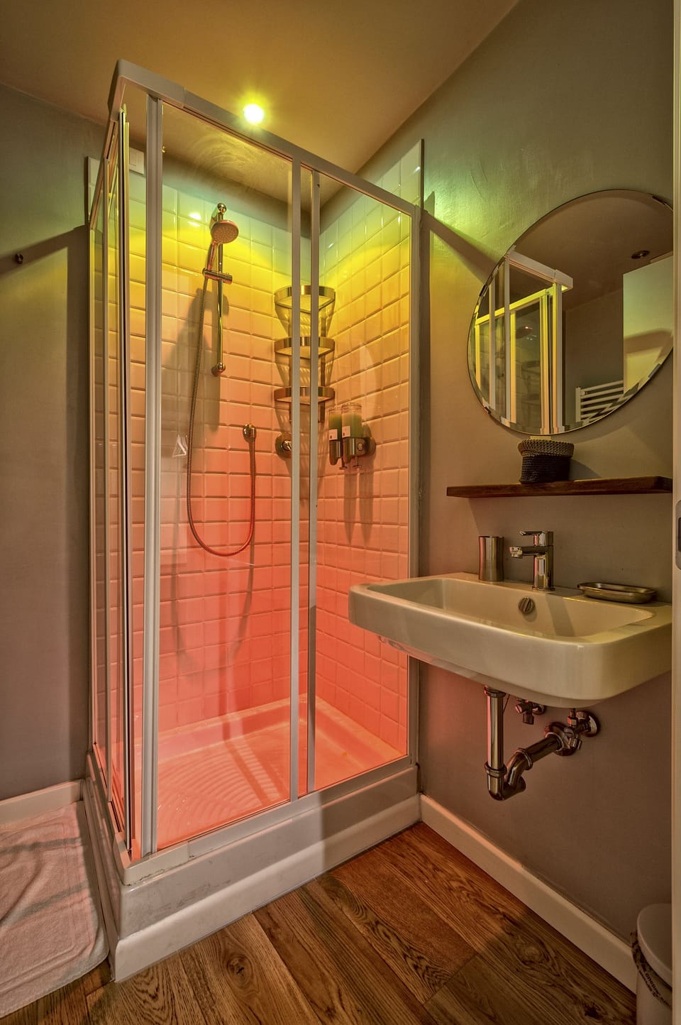 Comfort Double Room | Bathroom | Shower, rainfall showerhead, free toiletries, hair dryer