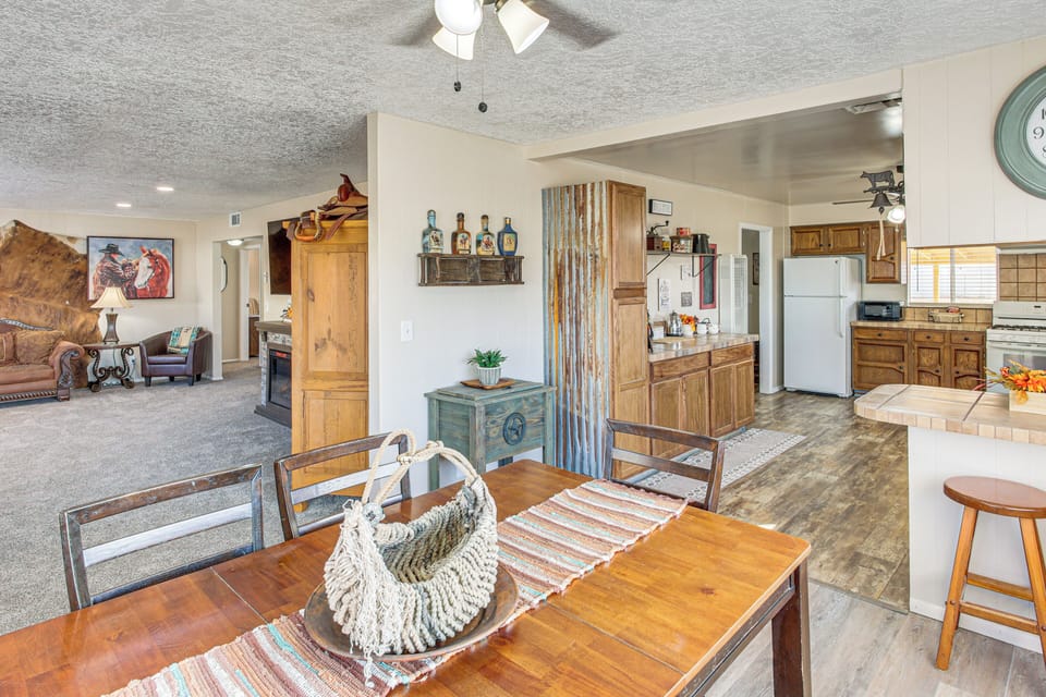 Dining Area | Dishware & Flatware | Central A/C & Heating