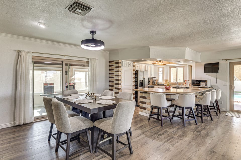 Kitchen | Dining Table | Free WiFi | Central Air Conditioning/Heat