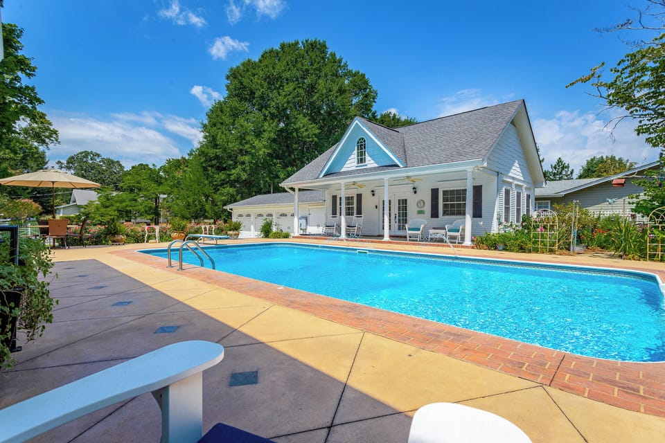 Community Amenities | Outdoor Pool