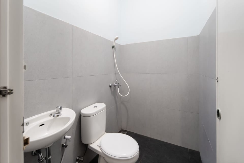 Towels, soap, shampoo, toilet paper