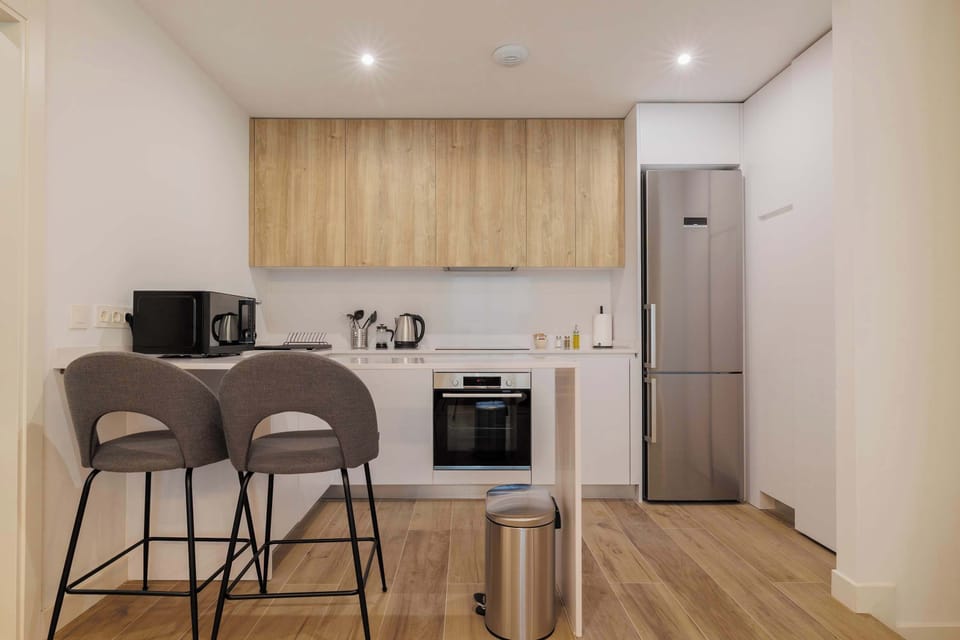 Modern kitchen and breakfast bar.