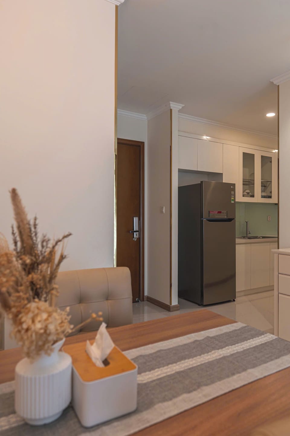 Full-size fridge, microwave, oven, stovetop