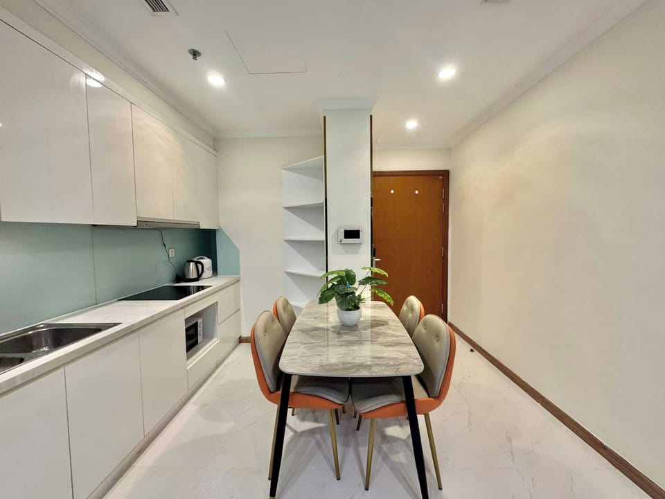 Full-size fridge, microwave, oven, stovetop