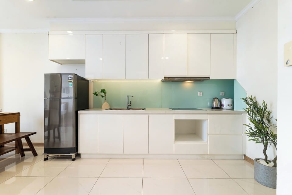 Full-size fridge, microwave, oven, stovetop