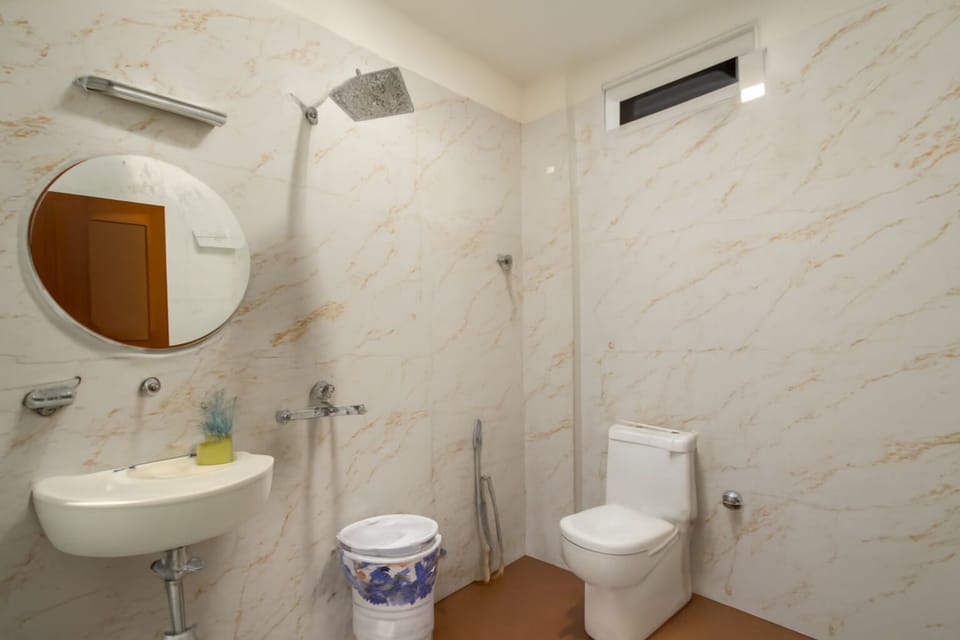 Shower, rainfall showerhead, free toiletries, bidet