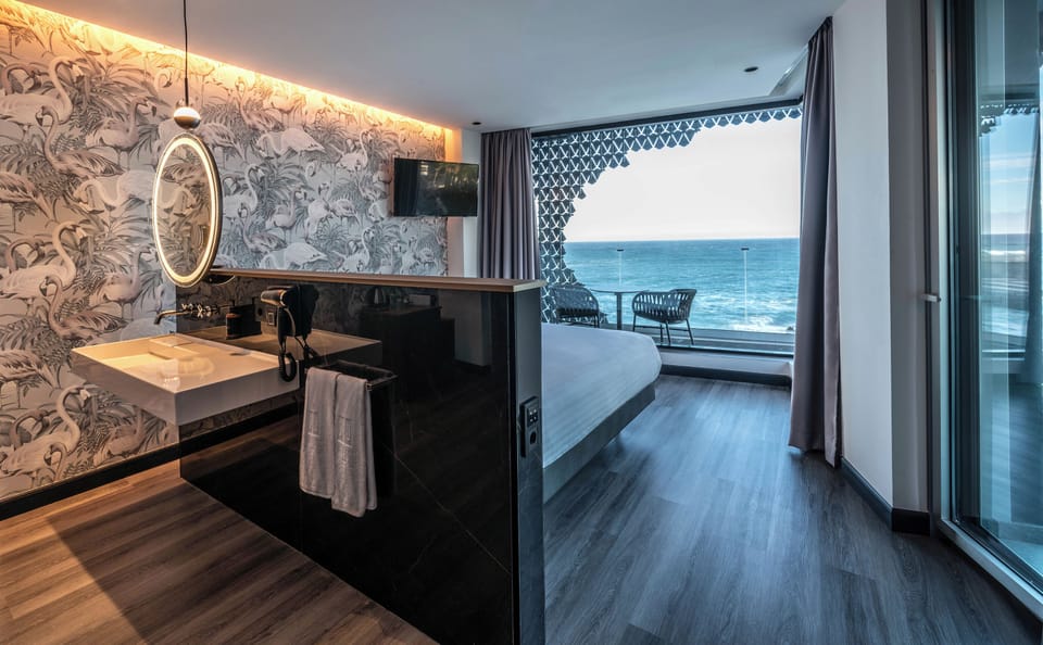 Club Room | Premium bedding, down comforters, desk, blackout drapes