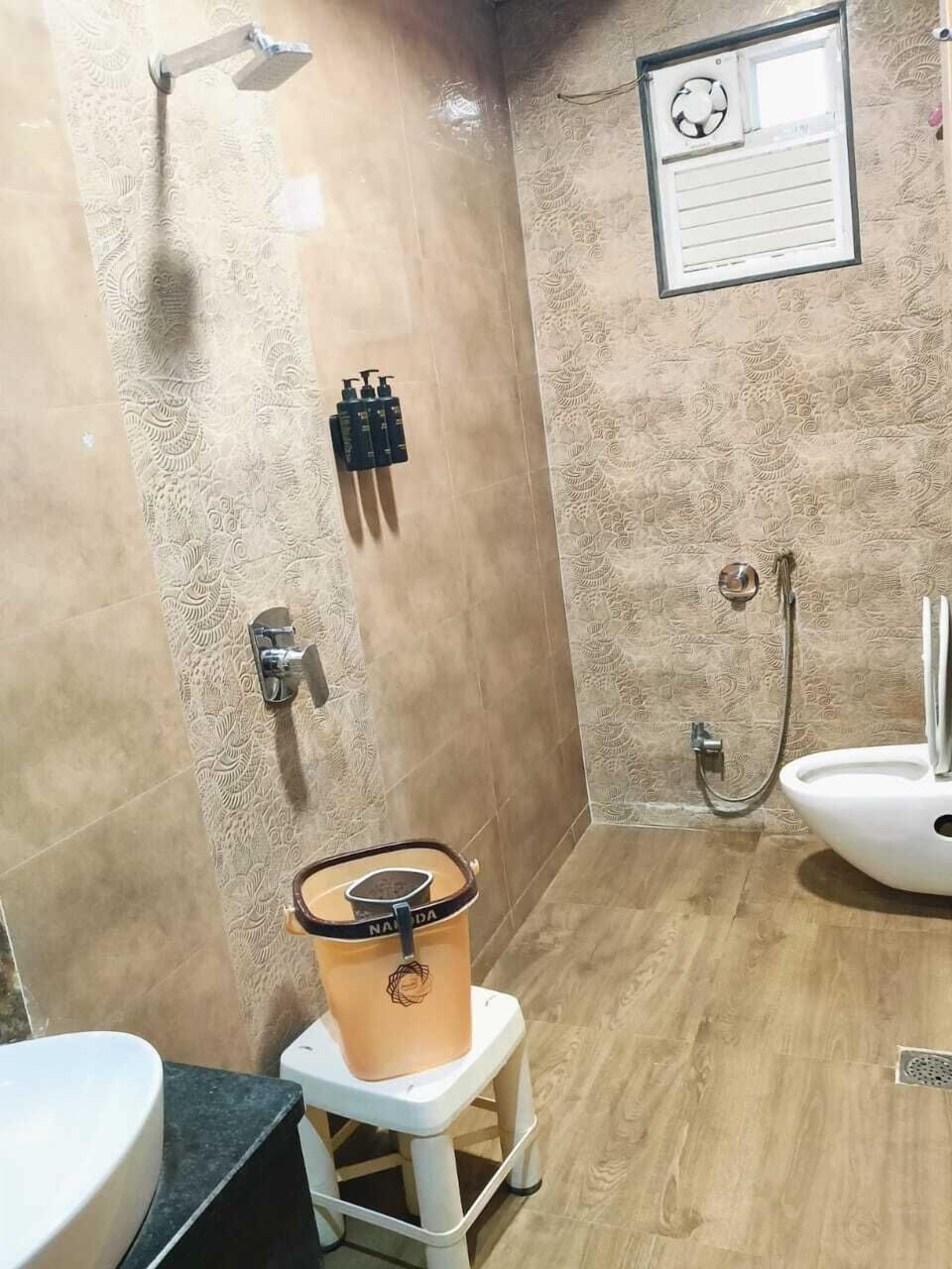 Deluxe Room | Bathroom | Shower, free toiletries, towels, soap