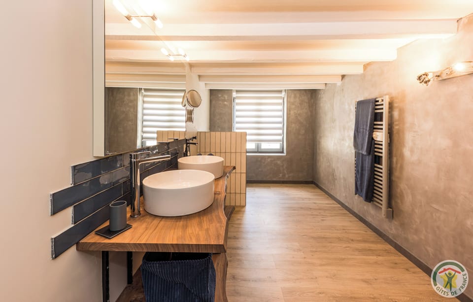 Comfort Triple Room, Garden View | Bathroom | Bathrobes, towels