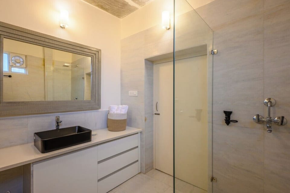 Farm Suite | Bathroom | Hair dryer, towels, soap, shampoo