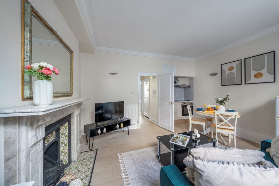 City Apartment, 1 Double Bed with Sofa bed, Non Smoking | Living area | 40-inch Smart TV with satellite channels