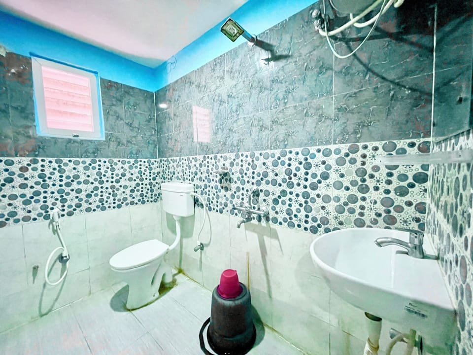 Deluxe Double Room | Bathroom | Shower, rainfall showerhead, bidet, towels